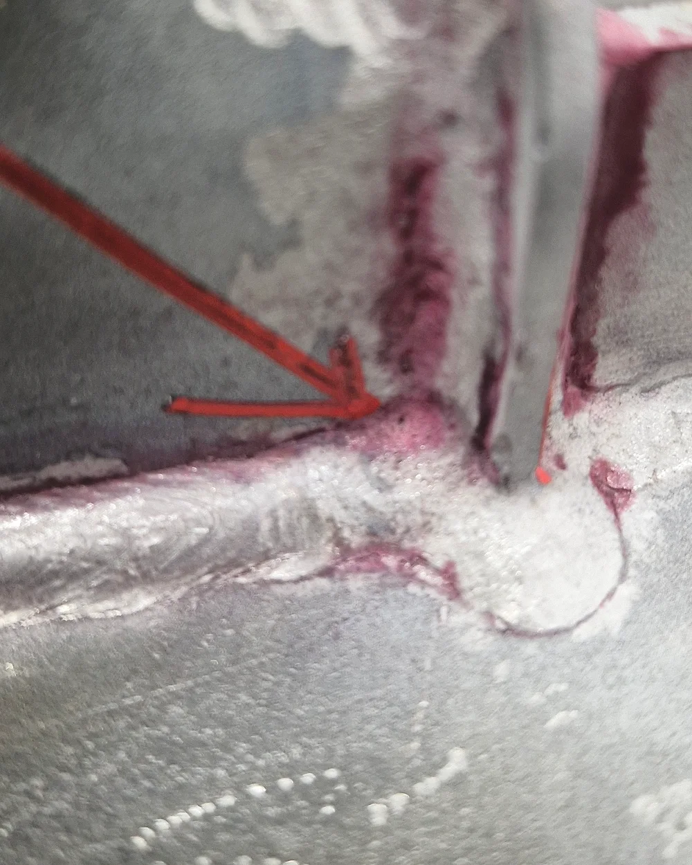 Kırmızı okla işaretlenmiş yuvarlak penetrant göstergesi